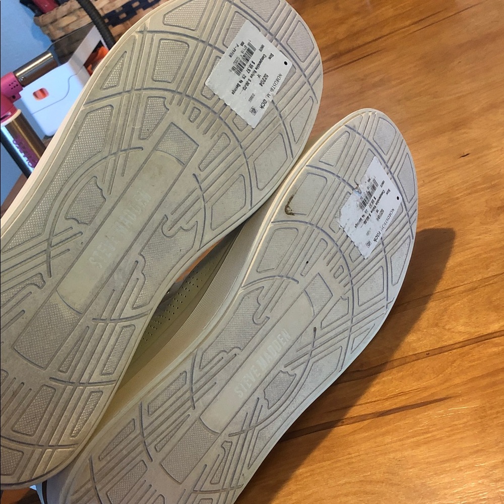 Steve Madden White Low-Top Sneakers with Brown Heel Tab - Picture 3 of 8
